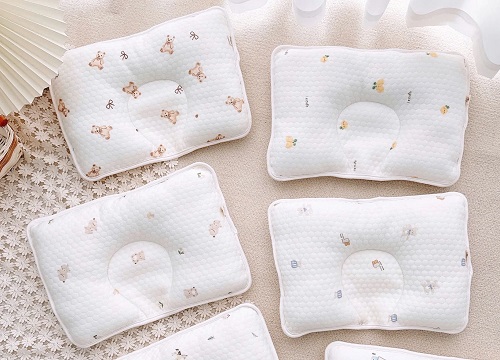 Gối chống bẹp đầu và gối lõm sơ sinh khác nhau như thế nào