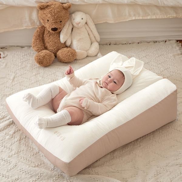 Trẻ sơ sinh nằm gối chống trào ngược có ảnh hưởng đến cột sống không