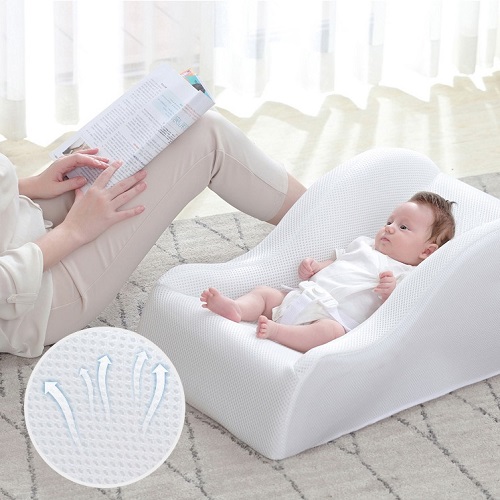 Các tư thế nằm gối chống trào ngược cho bé
