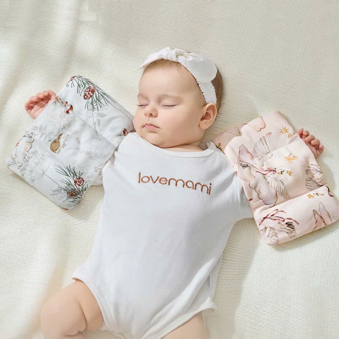 GỐI CHẶN TAY VỎ ĐỖ LOVEMAMI