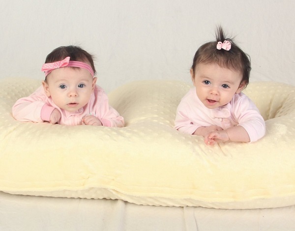 goi-cho-2-be-song-sinh-cung-bu-h9