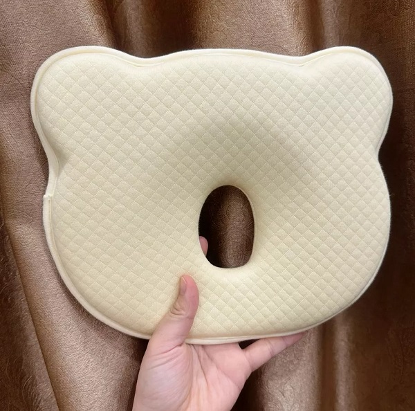 goi-chong-bep-dau-cao-su-non-hinh-gau-mau-vang