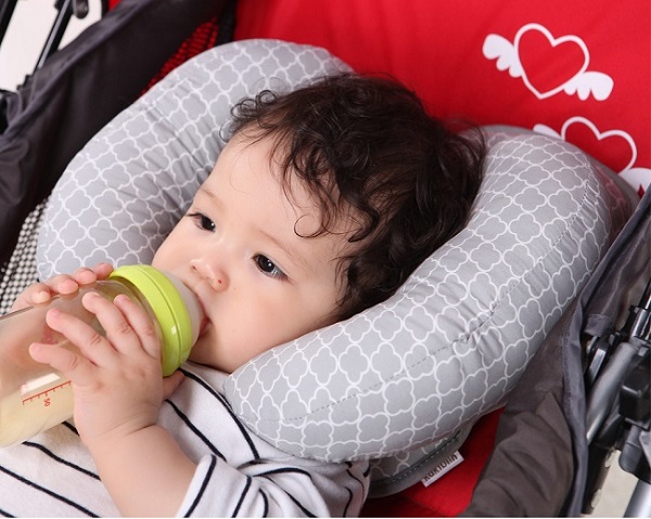 goi-giu-cho-be-tren-ghe-xe-o-to-3