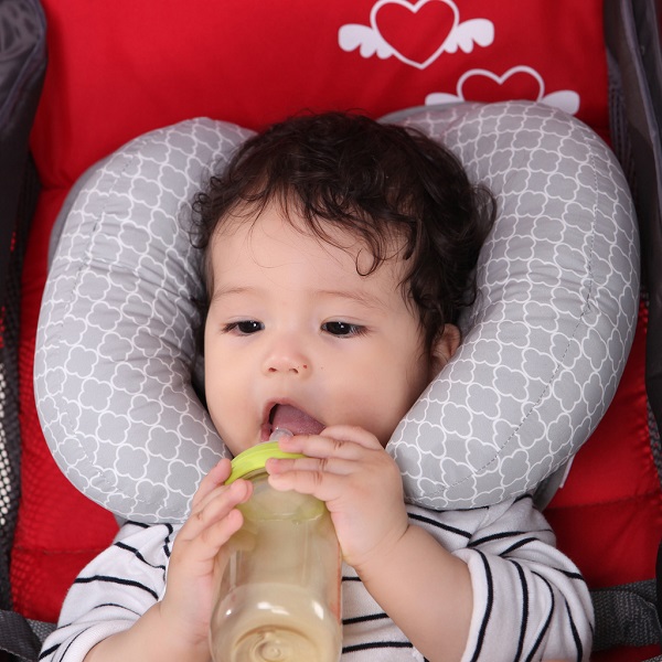 goi-giu-cho-be-tren-ghe-xe-o-to-4