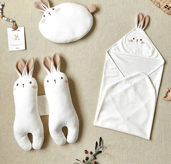 goi-om-chan-cho-be-so-sinh-mochee-h5