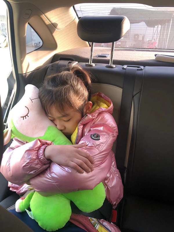 goi-om-di-xe-o-to-hinh-thu-cho-be-1079-8