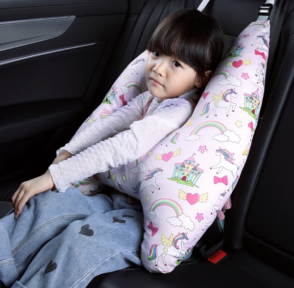 goi-om-tren-xe-hoi-cho-be-go-0822-4